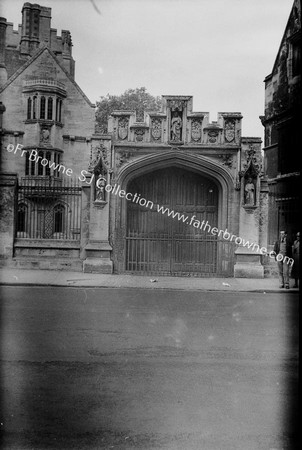 GATE OF MAGDALEN COLLEGE WITH CIPTER & BUST OF WOLSEY & STATUE OF ST MARY MAGDALEN